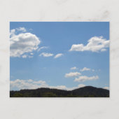 Landschaft mit grünen Hügeln, Bäumen und Wolken Postkarte (Vorderseite)
