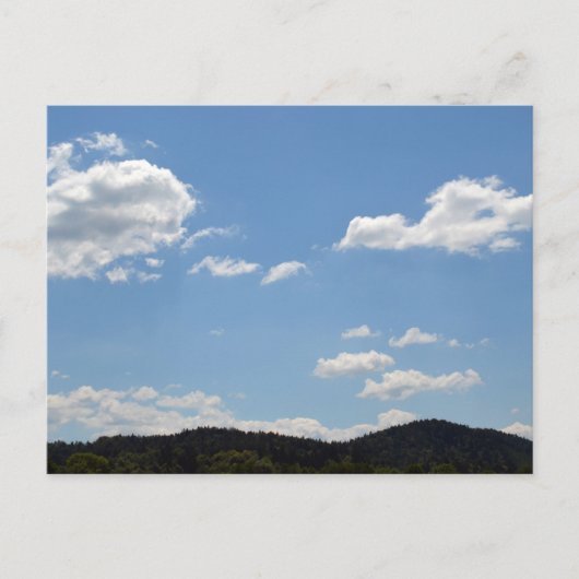 Landschaft mit grünen Hügeln, Bäumen und Wolken Postkarte (Vorderseite)
