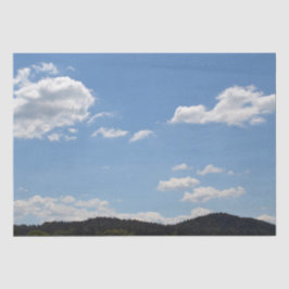 Landschaft mit grünen Hügeln, Bäumen und Wolken Seidenpapier