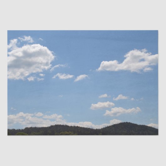 Landschaft mit grünen Hügeln, Bäumen und Wolken Seidenpapier (Vorderseite)