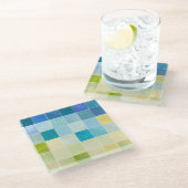 Landschaft mit mehrfarbigen, pixeligen Quadraten Glasuntersetzer (Schrägansicht)