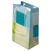 Landschaft mit mehrfarbigen, pixeligen Quadraten Kleine Geschenktüte (Rückseite Schrägansicht)
