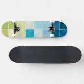 Landschaft mit mehrfarbigen, pixeligen Quadraten Skateboard (Horizontal)