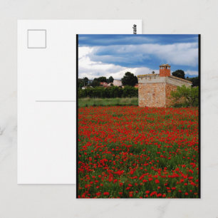 Landschaft mit Scheune auf einem Mohnfeld Portrait Postkarte