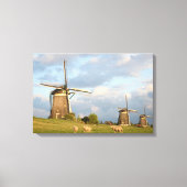 Landschaft mit Windmühlen und Schafen Leinwanddruck (Vorderseite)