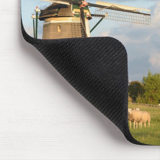 Landschaft mit Windmühlen und Schafen Mousepad (Ecke)