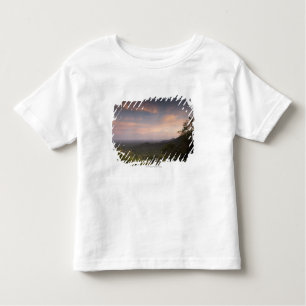 Landschaft unter einem Sonnenuntergang Kleinkind T-shirt