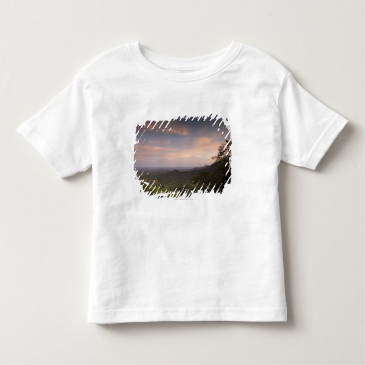 Landschaft unter einem Sonnenuntergang Kleinkind T-shirt (Vorderseite)