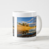 Landschaft von Yellowstone Jumbo-Tasse (Vorderseite Rechts)