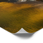 Landschaftlich Sunlit Mountain River Poster (Ecke)