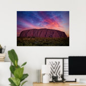 Landschaftliche Fotografie - Uluru bei Sonnenunter Poster (Heimbüro)