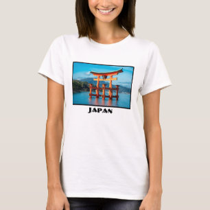Landschaftliche Landschaft mit dem japanischen Tor T-Shirt