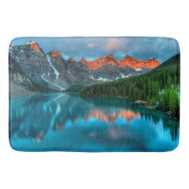 Landschaftliche Landschaftsfotografie über Berg un Badematte