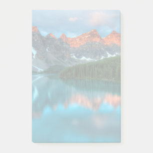 Landschaftliche Landschaftsfotografie über Berg un Post-it Klebezettel