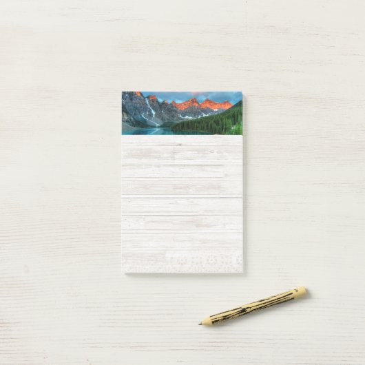 Landschaftliche Landschaftsfotografie über Berg un Post-it Klebezettel (Auf Schreibtisch)