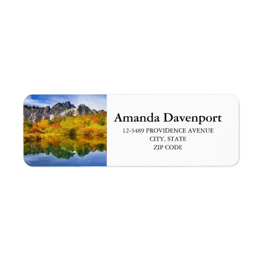 Landschaftliche Landschaftswälder und Berge (Vorne)