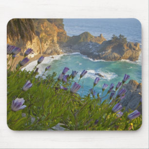 Landschaftliche McWay Falls stürzt in den Strand  Mousepad