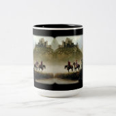 Landschaftliche mittelalterliche Fantasy-Tasse Zweifarbige Tasse (Mittel)