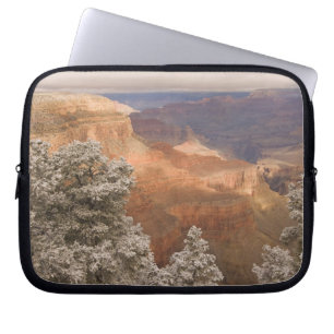 Landschaftliche schneebedeckte Winterlandschaft en Laptopschutzhülle