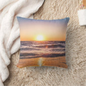 Landschaftliche Sicht auf das Meer bei Sonnenunter Kissen (Decke)