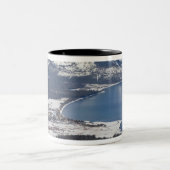 Landschaftliche Sicht auf den Tahoe-See, USA Zweifarbige Tasse (Mittel)