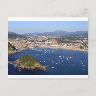 Landschaftliche Sicht auf die wunderschöne Küste v Postkarte