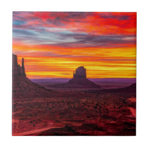 Landschaftliche Sicht auf Sonnenuntergang über Mee Fliese