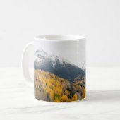 Landschaftliche Straße durch Herbstfarben und Gebi Kaffeetasse (Vorderseite Links)