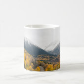 Landschaftliche Straße durch Herbstfarben und Gebi Kaffeetasse (Mittel)