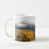 Landschaftliche Straße durch Herbstfarben und Gebi Kaffeetasse (Links)