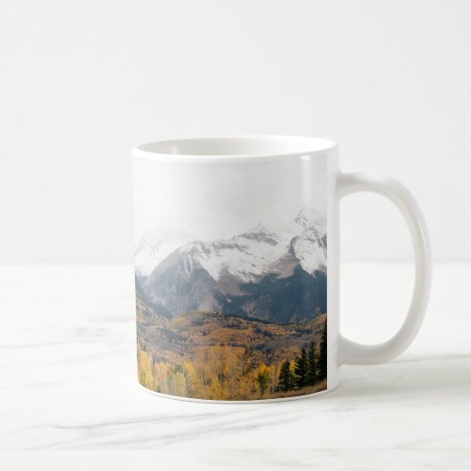 Landschaftliche Straße durch Herbstfarben und Gebi Kaffeetasse (Rechts)