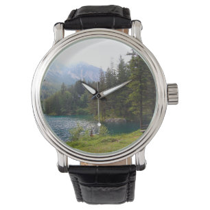 Landschaftlicher Alpenwald und Foto Armbanduhr