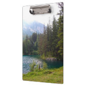 Landschaftlicher Alpenwald und Foto Klemmbrett (Links)