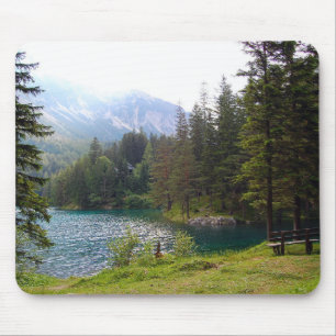Landschaftlicher alpiner Wald und See Mousepad