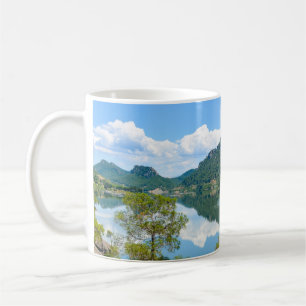 Landschaftlicher Bergsee Reflektion Kaffeetasse