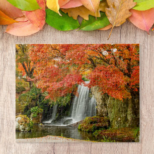 Landschaftlicher Blick auf Herbst Wasserfall und Puzzle
