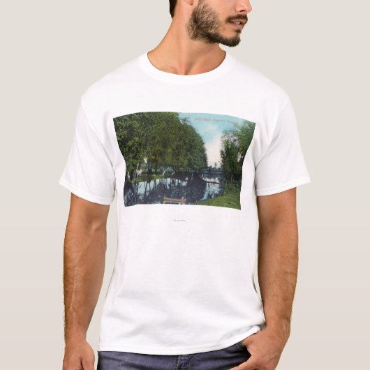 Landschaftlicher Fluss mit Kanu SceneEugene ODER T-Shirt (Vorderseite)