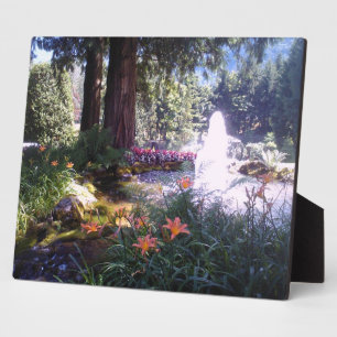 Landschaftlicher Garten mit Wasserbrunnen Fotoplatte