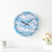 Landschaftlicher Happy Sunny Clouds Hintergrund Große Wanduhr (Zuhause)