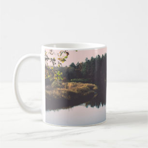 Landschaftlicher herbstfarbener Fluss auf dem Land Kaffeetasse