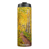 Landschaftlicher Herbstweg in Aspen Tree Grove Thermosbecher (Vorderseite)
