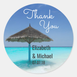Landschaftlicher Hochzeitstag in Tropical Beach Runder Aufkleber