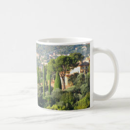 LANDSCHAFTLICHER ITALIENISCHER CYPRESS VERSCHIEBT  KAFFEETASSE