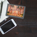 Landschaftlicher Palm Beach Rosa Himmel Tri-fold Geldbeutel<br><div class="desc">Palmen und rosa Himmel sind Teil der ikonischen Landschaft von Palm Beach,  FL,  wie in diesem farbenfrohen fotografischen Bild mit Neonbuchstaben Overlay gezeigt</div>