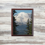 Landschaftlicher Rainier mit John Muir Quote Plaqu Awardplakette<br><div class="desc">Holzwandplakette,  die ein landschaftliches Foto von majestätischen,  schneebedeckten Berg-Rainier- und immergrünen Bäumen zeigt,  zusammen mit einem inspirierend Zitat des Naturisten John Muir,  das lautet: "Zwischen allen zwei Kiefern ist eine Tür zu einer neuen Welt." Wählen Sie Ihre Wandplakatgröße aus.</div>