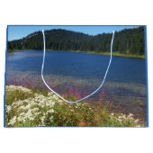 Landschaftlicher See mit Wildblumen Große Geschenktüte (Vorderseite)