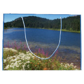 Landschaftlicher See mit Wildblumen Große Geschenktüte (Rückseite)