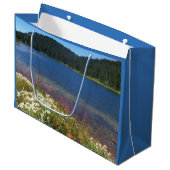 Landschaftlicher See mit Wildblumen Große Geschenktüte (Vorderseite Schrägansicht)