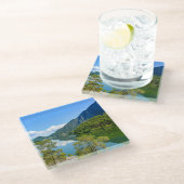 Landschaftlicher See und blauer Himmel Glasuntersetzer (Schrägansicht)