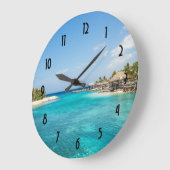 Landschaftlicher tropischer Strand mit Foto aus St Große Wanduhr (Winkel)